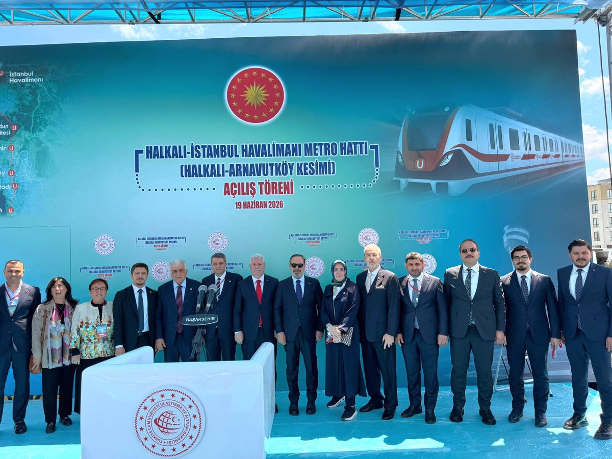 mhulkicevizoglu's tweet photo. 📍İstanbul

Cumhurbaşkanımız Sayın @RTErdogan'ın HALKALI–İSTANBUL HAVALİMANI METRO HATTI AÇILIŞ TÖRENİ'nde yaptığı önemli açıklamalar:

🪽 "İstanbul'u kaderine terk etmemekte kararlıyız. İSTANBUL'UN sorunlar yumağı altında ezilmesine izin vermeyeceğiz.

🚇 "HALKALI–İSTANBUL HAVALİMANI METRO HATTI'nın 31 TEMMUZ'a kadar ÜCRETSİZ olacağını açıklıyoruz."

🚆 "Toplam 69 KİLOMETRE uzunluğundaki METRO PROJEMİZİ bugün tamamlayarak TÜRKİYE'Yİ en UZUN ve en HIZLI METRO HATTIYLA buluşturuyoruz."

🌍 "(HALKALI–ARNAVUTKÖY kesiminin hizmete girmesiyle) sadece TÜRKİYE'NİN değil, DÜNYANIN en UZUN METROLARINDAN biri tamamlandı."

⏳ "Projenin 25 SENEDE vakitten 117 MİLYON SAAT tasarruf ettirmesini, EKONOMİK FAYDANIN ise toplam 935 MİLYON AVROYA ulaşmasını bekliyoruz."

 @UABakanligi @Akparti @TBMMresmi
#TürkiyeYüzyılı #Ulaştırma #Metro #İstanbul #HalkalıİstanbulHavalimanıMetroHattı 🇹🇷