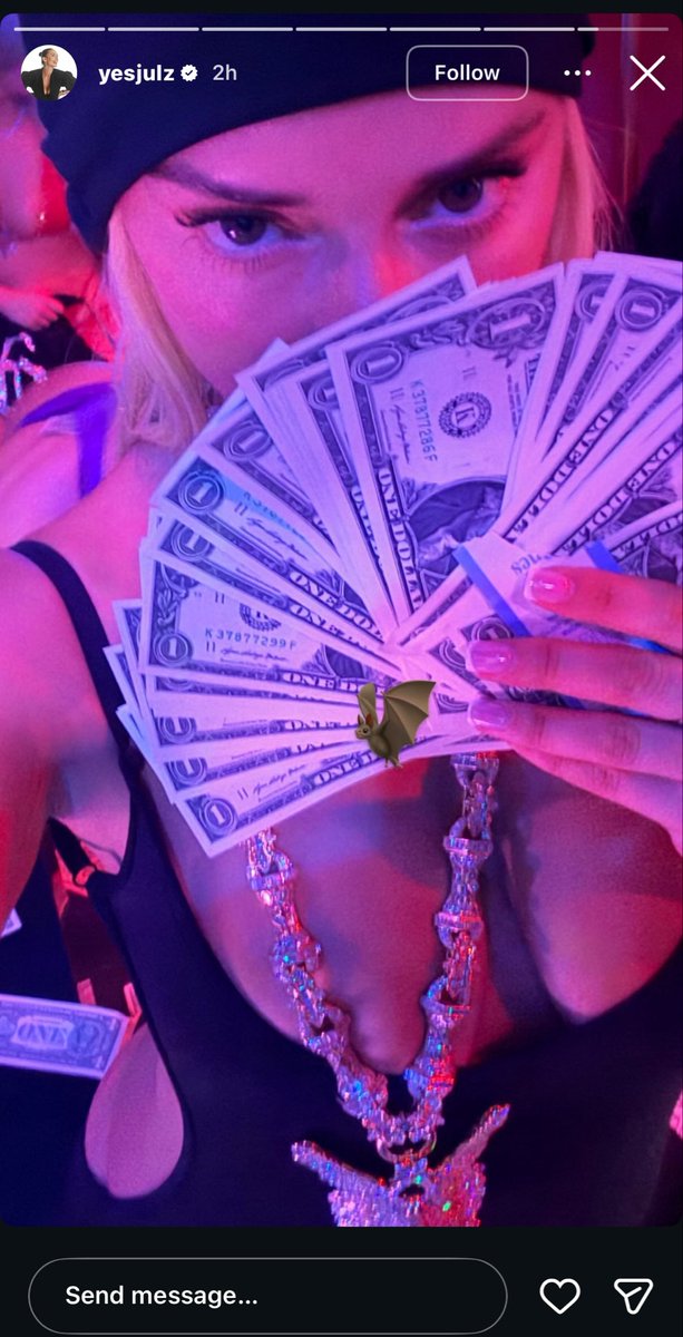 Debutdesk's tweet photo. YesJulz still rocking Rema’s chain in the club 👀💎. https://t.co/oPUVP1seXb