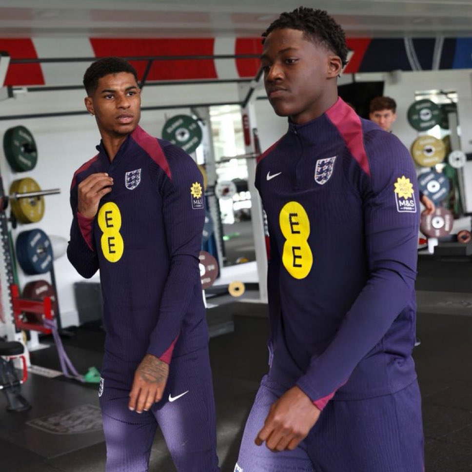 UtdDistrict's tweet photo. 🚨 |  The agreement that was struck with FIFA and FIFPRO that was announced just before the World Cup is that players can't be put into a "bomb squad", to train alone anymore, like what happened with Ruben Amorim's five players last season. 

In the context of Marcus Rashford's future, he'll have to be part of the #mufc squad until something gets sorted out, which isn't expected to happen before the end of England's World Cup campaign. 

[@sistoney67, @UnitedStandMUFC]