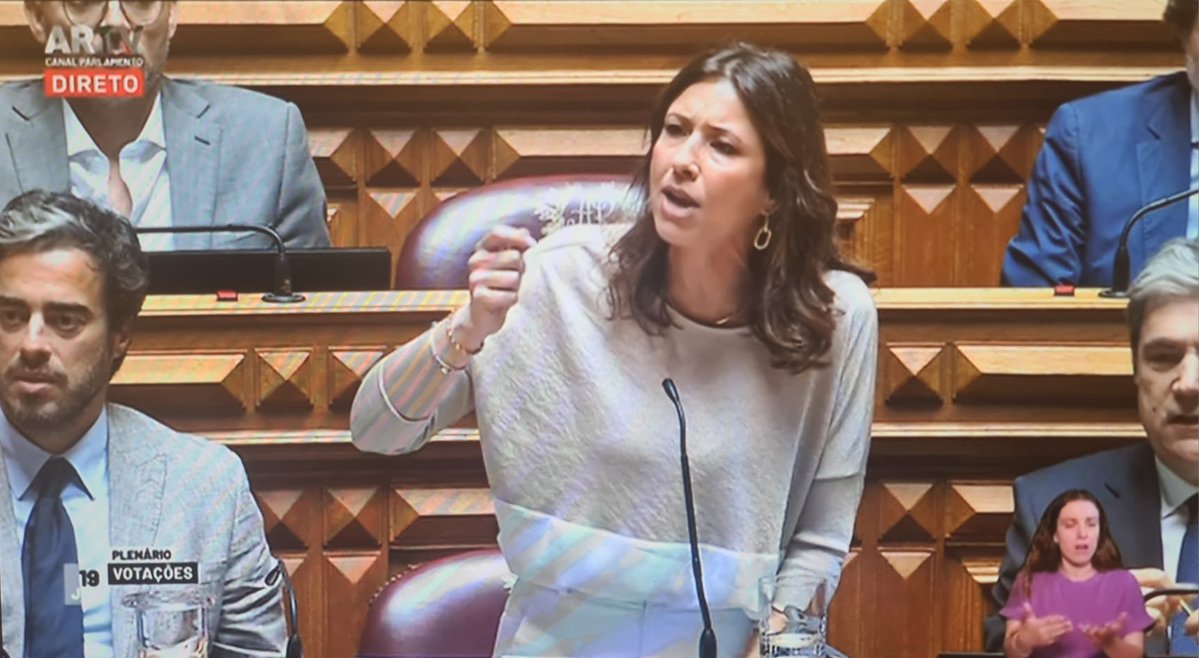 AtaruGomes's tweet photo. Reparem que os deputados do Chega, sobejamente conhecidos pelo barulho que fazem em todas as sessões parlamentares, especialmente quando são criticados, estiveram num silêncio sepulcral enquanto a @marianalqcl lhes dizia as verdades.

Eles sabem bem o que fizeram! https://t.co/aS0eqvazrh