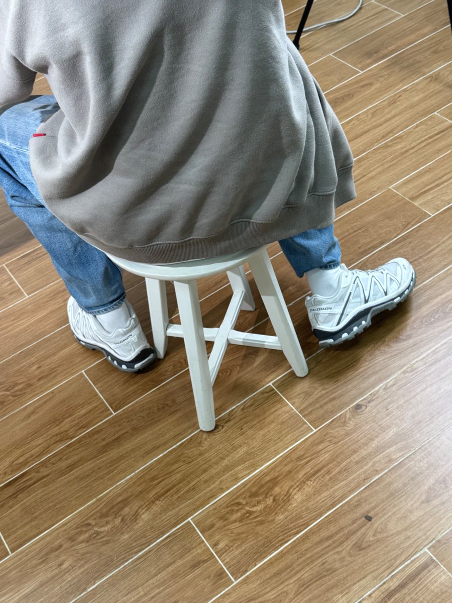 callme12964688's tweet photo. 公司的直男帅哥，我就这么在他宿舍里玩他的脏臭白袜和内裤🥵包裹着脚趾部位的袜子头部分，不是臭味，而是酸酸的味道，内裤很干净，只有一点尿骚味，没有什么异味。之前还在他宿舍厕所里拿到过有精液的套…… https://t.co/cpj5aOJ1Cp