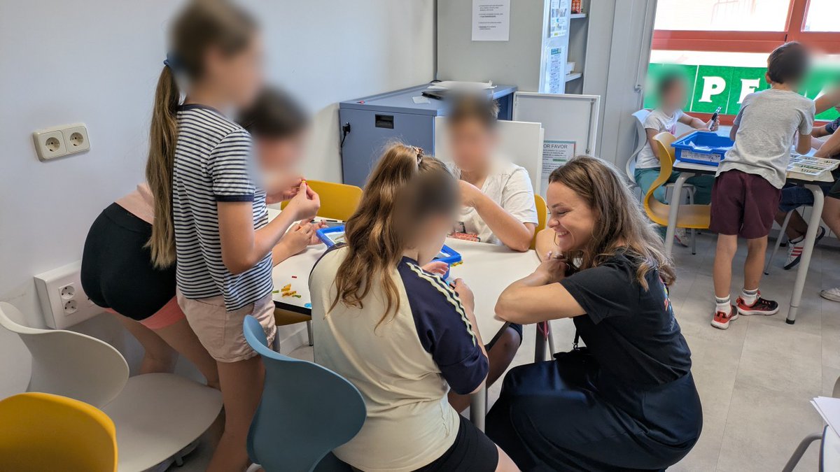 Arcodelasierra's tweet photo. La semana pasada nos visitaron profesoras de Finlandia y Eslovaquia. Recorrieron nuestras clases e intercambiaron impresiones con alumn@s y docentes. ¡Una experiencia muy enriquecedora! @sepiegob #erasmusplusproject #erasmus https://t.co/2txLQOEfZO