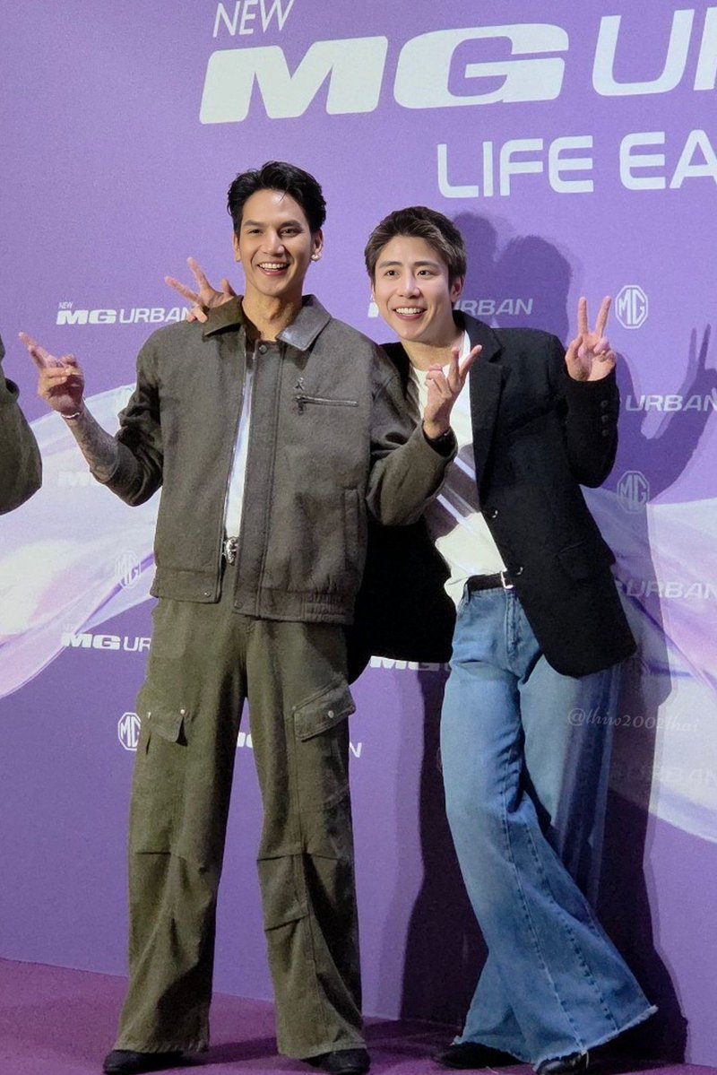 thiw2002thai's tweet photo. Cool vs Cute
#BeeApisit #yyearps #BeeYear https://t.co/HxatSix6Zo