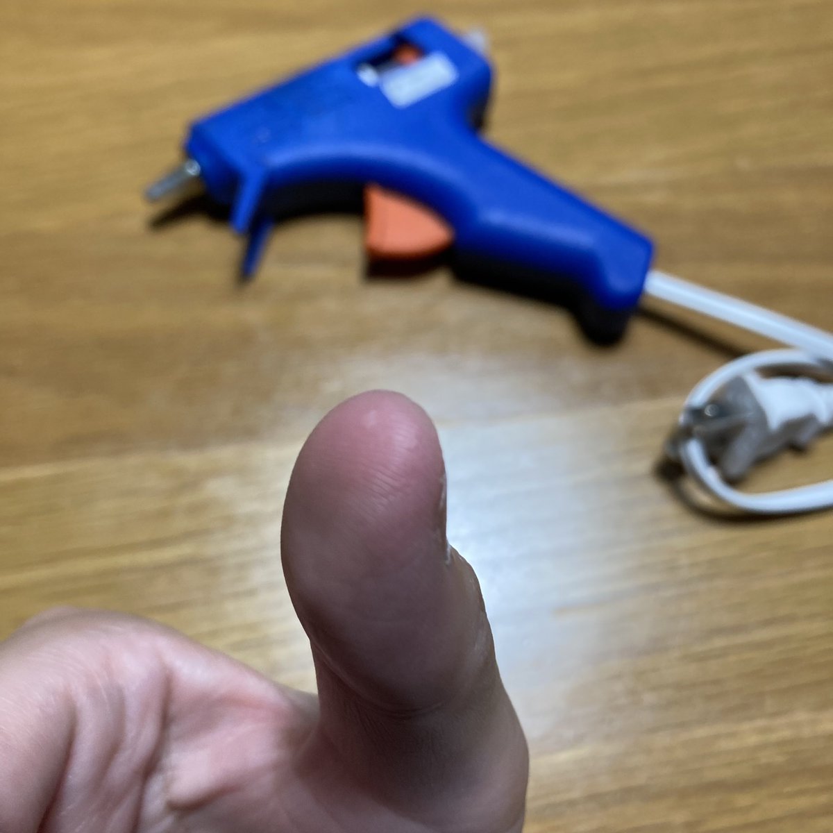 5zuso's tweet photo. お分かりいただけだろうか、、グルーガン使ってて出したやつが親指の先についてしまい取ろうとしても取ろうとした指が熱くなり、、まあ火傷ですわ、、グルーガン使いやすいけどこういうトラップある。 https://t.co/FHz8qFvbAX