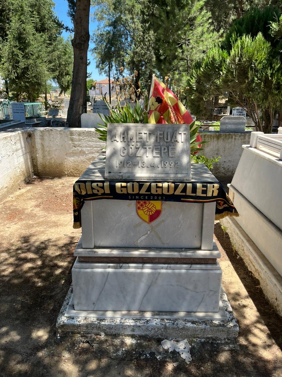 DisiGozGozler's tweet photo. Göztepe’mizin kurucusu Ahmet Fuat Göztepe’yi saygı, minnet ve rahmetle anmak adına mezarı başında ziyaret gerçekleştirdik.

Emanetine sahip çıkmaya, Göztepe aşkını yaşatmaya devam edeceğiz.

Unutmadık, unutturmayacağız.

#Göztepe #DişiGözGözler https://t.co/md95scDCTx