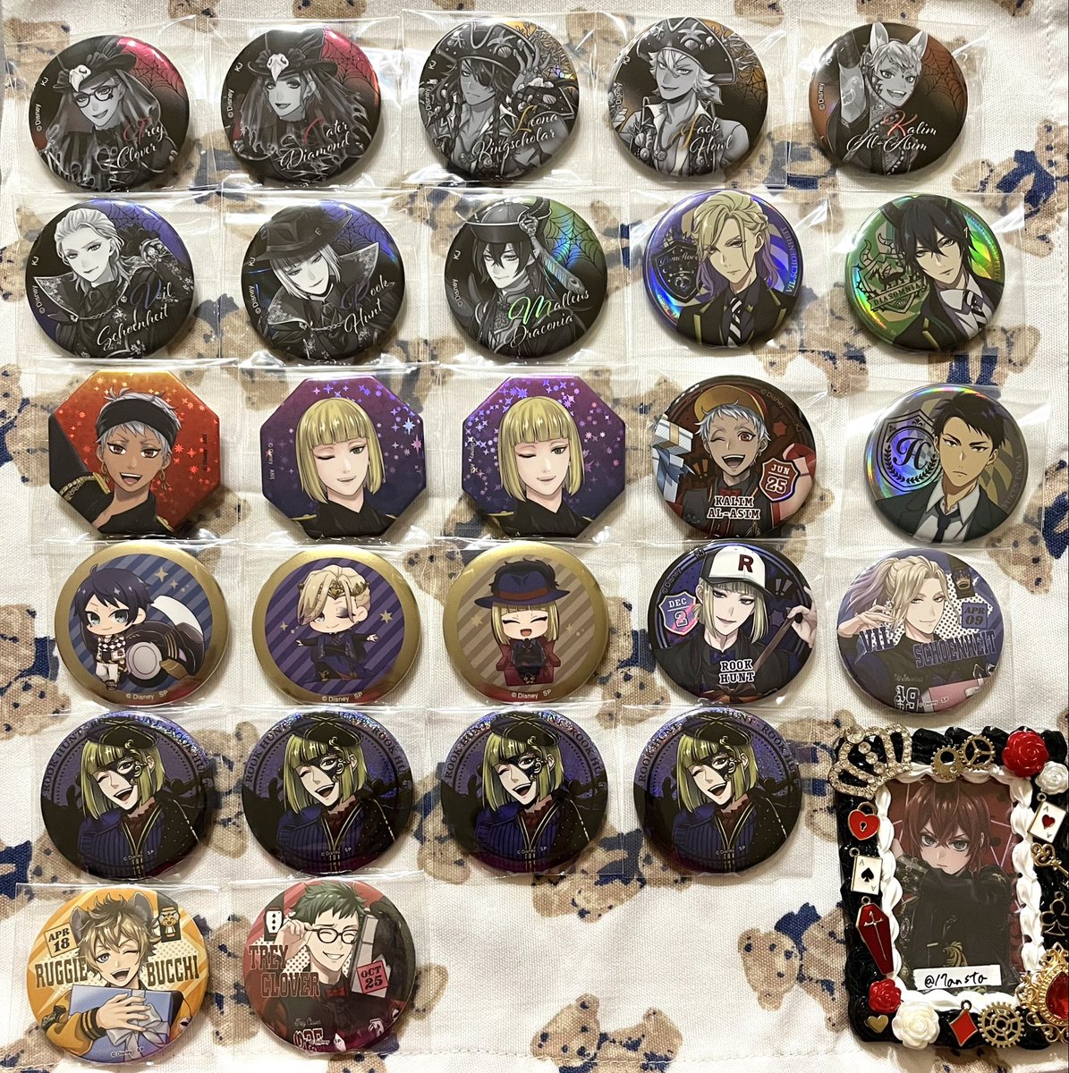 17ansta's tweet photo. ツイステ 缶バッジ ブレジュ ユニオン ツイステ展 スケアリー  アニメーション グロマス 譲渡 交換

[譲]☆エース デュース ケイト トレイ ☆レオナ ラギー ジャック カリム ヴィル ルーク ☆イデア オルト ☆マレウス セベク 雄剣

[求]画像8枚目ご参照 リドル ジャミル

→ https://t.co/JPiIdg2Fl1