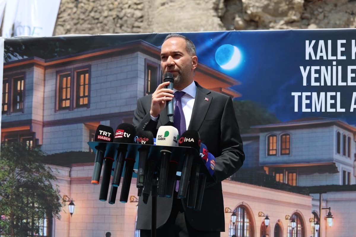 baskanozdemirr's tweet photo. “Sürprizimiz var” demiştik, bugün gerçeğe dönüştürdük, sözümüzü tuttuk, ilk harcı attık 🚧

Şehrimizin en önemli projelerinden tarihimizi yaşatacak, Niğde’mizin çehresini güzelleştirecek Kale ve Çevresi Koruma ve Yenileme Projemizin ilk temelini bugün attık 🙋🏻‍♂️

Niğde’mizin tarihine sahip çıkarken, yarınlara daha güzel bir şehir bırakmak için çalışmaya devam ediyoruz ☺️

Şehrimize, hemşehrilerimize hayırlı olsun inşallah 🤲🏼

Çünkü;
Niğde’ye Değer ♥️