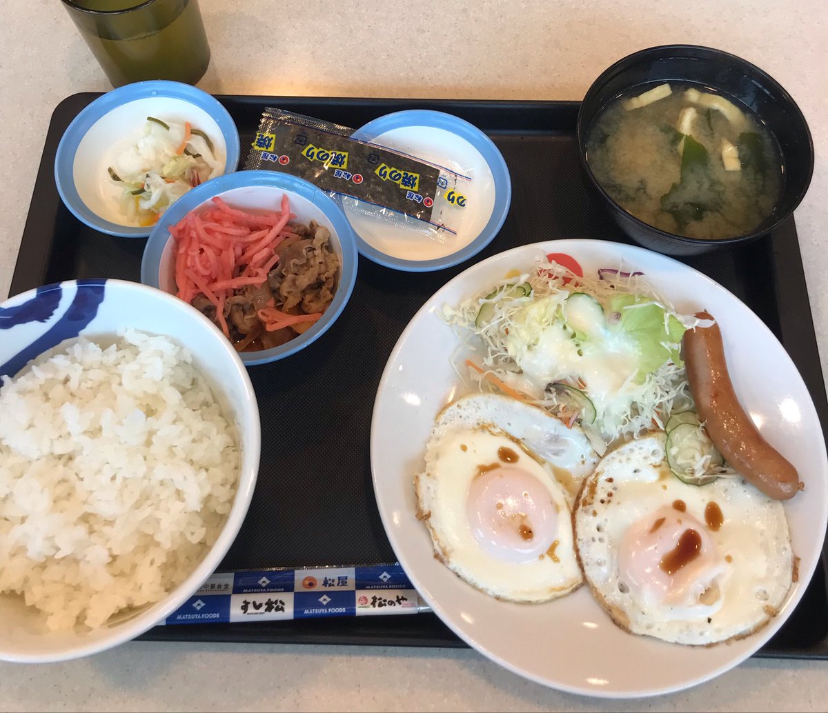 LhaKo7KXpIUS4MC's tweet photo. 今日は神戸に出張でした
朝ごはんは、権現湖PAの松屋さんで。
いつもの朝定食です。
ソーセージWエッグ 牛皿/大盛です。
食卓塩がない時は醤油派です。
#朝ごはん  #朝定食 #松屋 https://t.co/k7FKEf8pya