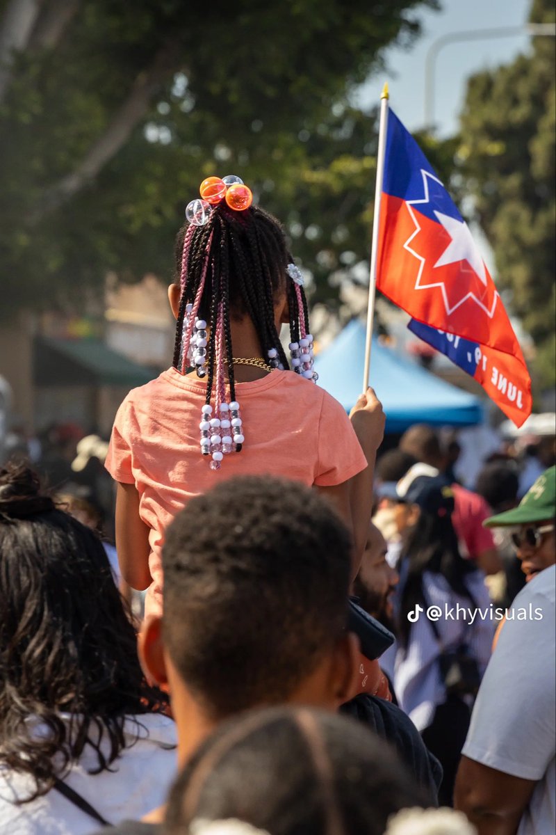 mama_mia_09's tweet photo. I’m seeing the Juneteenth flag everywhere this year. Love it! 
🤍💙❤️ #1865 #Juneteenth https://t.co/gq23zloTAy