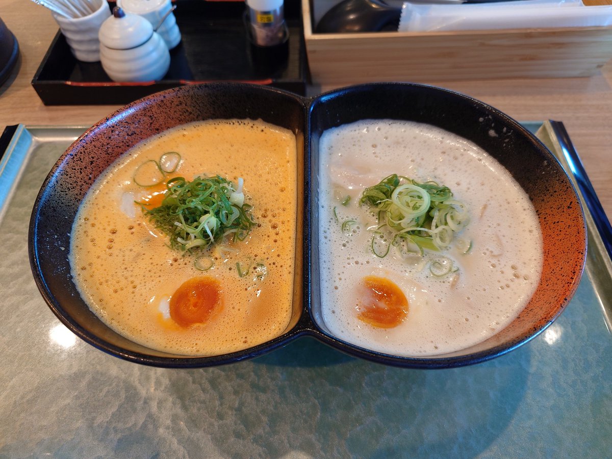 keystone03032's tweet photo. ラーメン屋でどちらの味にするか一生決められない人への最適解？
優柔不断でもええんやで…
#はらぺこすずはら #のん活🔔 https://t.co/hwaPgal8ph
