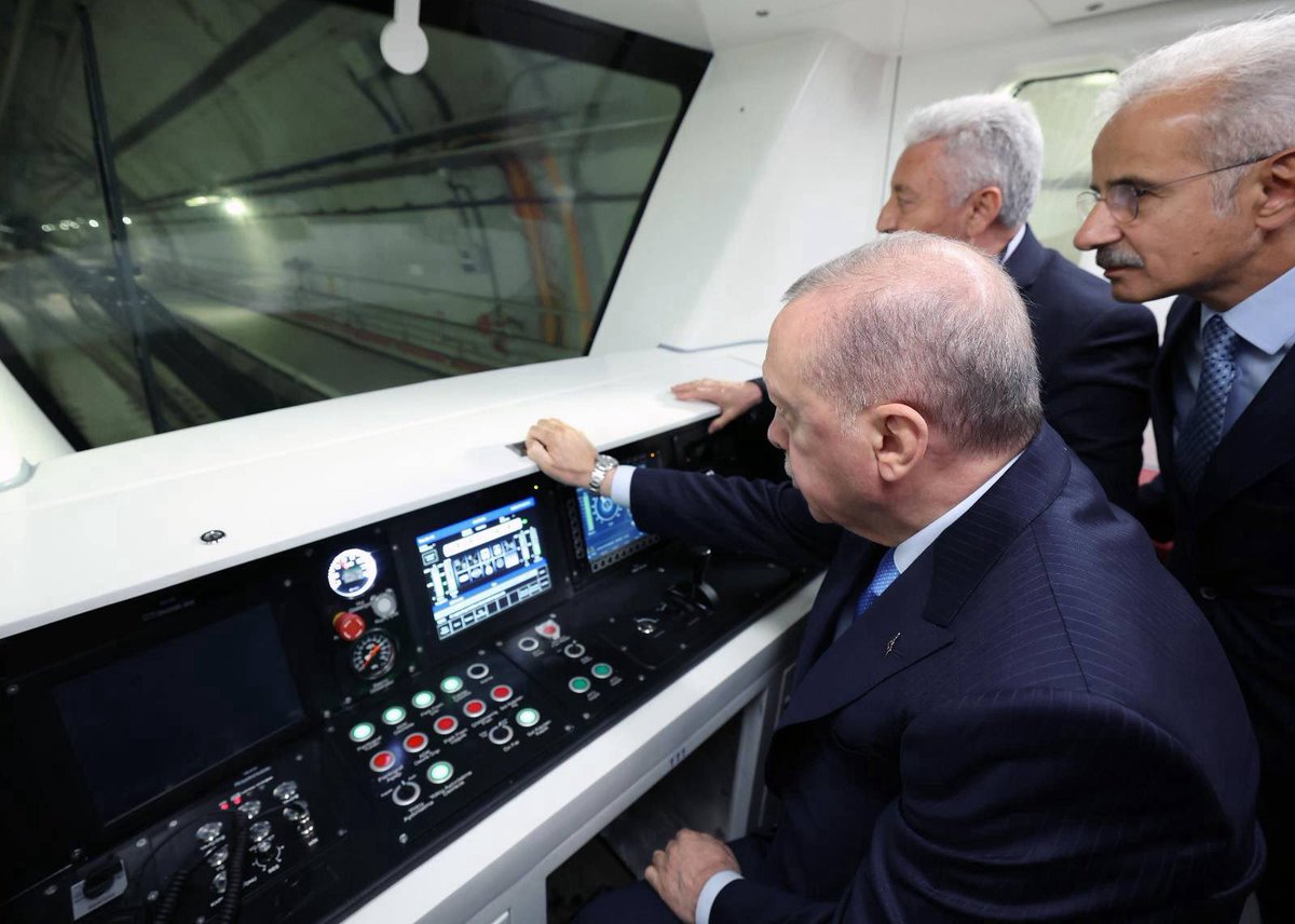 burhanduran's tweet photo. Cumhurbaşkanımız Sayın Recep Tayyip Erdoğan, Halkalı-İstanbul Havalimanı Metro Hattı (Halkalı-Arnavutköy Kesimi) Açılış Töreni’nde İstanbul’a duydukları sevdayla şehrin ihtiyaç duyduğu yatırımları hayata geçirmeye devam ettiklerini belirtti. Milyonlarca insanın yaşadığı bu kadim şehrin ulaşım yükünü hafifletmek ve vatandaşlarımızın günlük hayatını kolaylaştırmak için raylı sistemlere büyük önem verdiklerini dile getirdi.

Toplam 69 kilometre uzunluğundaki Halkalı-İstanbul Havalimanı-Gayrettepe Metro Hattı Projesi’nin tamamlanmasıyla İstanbul’un ulaşım ağına çok önemli bir halka daha eklendi. Halkalı-Arnavutköy kesiminin devreye girmesiyle birlikte İstanbulluların metro, Marmaray ve yüksek hızlı tren hatları arasında daha hızlı ve kesintisiz ulaşım imkânına kavuşacağını belirten Cumhurbaşkanımız, bu hattın milyonlarca vatandaşımızın hayatına doğrudan dokunacağını ifade etti.

Yeni metro hattıyla birlikte seyahat sürelerinin önemli ölçüde azalacağını söyleyen Cumhurbaşkanımız, zamandan tasarruf sağlayan, konforu artıran ve şehir içi trafiği rahatlatan bu tür yatırımların İstanbul’un geleceği açısından büyük önem taşıdığını söyledi. Yapımı devam eden diğer raylı sistem projeleriyle birlikte İstanbul’un ulaşım altyapısının daha da güçleneceğini dile getirdi.

İstanbul’a hizmet etmenin kendileri için bir sorumluluğun ötesinde gönül meselesi olduğunu belirten Sayın Cumhurbaşkanımız, eser ve hizmet siyasetini aynı kararlılıkla sürdüreceklerini ifade etti.