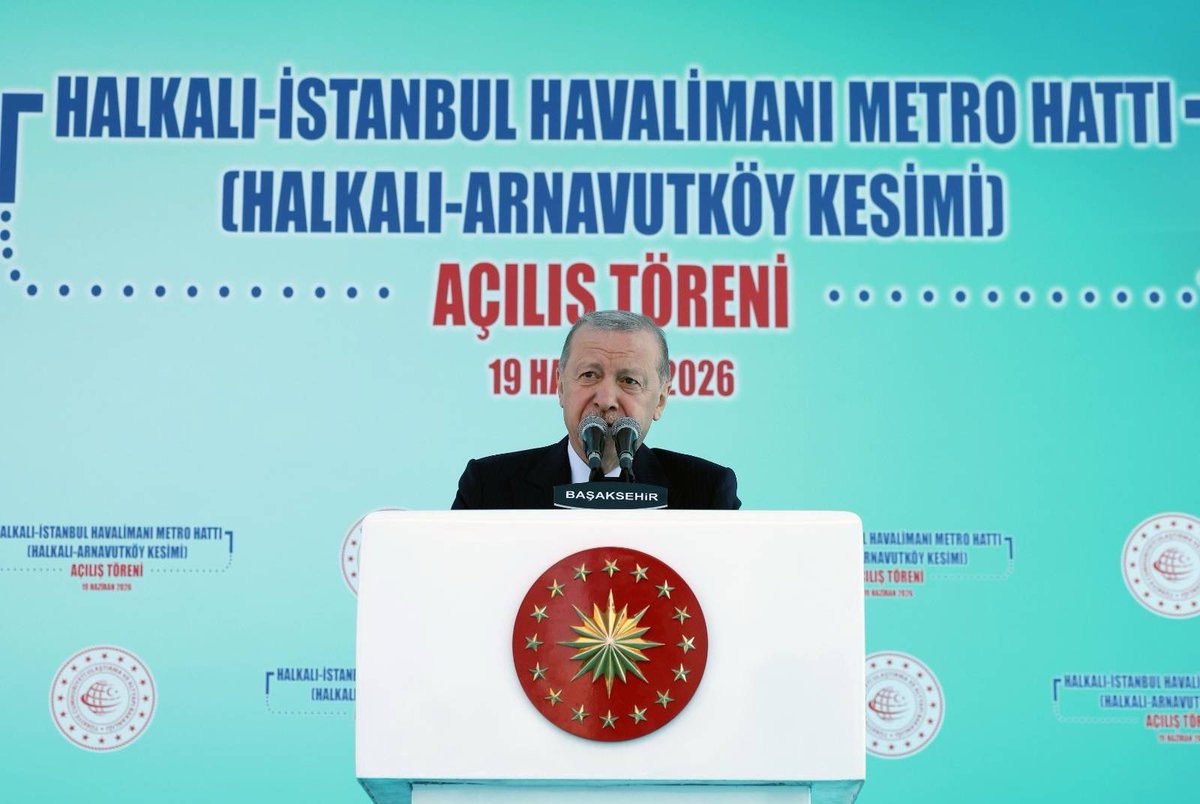 burhanduran's tweet photo. Cumhurbaşkanımız Sayın Recep Tayyip Erdoğan, Halkalı-İstanbul Havalimanı Metro Hattı (Halkalı-Arnavutköy Kesimi) Açılış Töreni’nde İstanbul’a duydukları sevdayla şehrin ihtiyaç duyduğu yatırımları hayata geçirmeye devam ettiklerini belirtti. Milyonlarca insanın yaşadığı bu kadim şehrin ulaşım yükünü hafifletmek ve vatandaşlarımızın günlük hayatını kolaylaştırmak için raylı sistemlere büyük önem verdiklerini dile getirdi.

Toplam 69 kilometre uzunluğundaki Halkalı-İstanbul Havalimanı-Gayrettepe Metro Hattı Projesi’nin tamamlanmasıyla İstanbul’un ulaşım ağına çok önemli bir halka daha eklendi. Halkalı-Arnavutköy kesiminin devreye girmesiyle birlikte İstanbulluların metro, Marmaray ve yüksek hızlı tren hatları arasında daha hızlı ve kesintisiz ulaşım imkânına kavuşacağını belirten Cumhurbaşkanımız, bu hattın milyonlarca vatandaşımızın hayatına doğrudan dokunacağını ifade etti.

Yeni metro hattıyla birlikte seyahat sürelerinin önemli ölçüde azalacağını söyleyen Cumhurbaşkanımız, zamandan tasarruf sağlayan, konforu artıran ve şehir içi trafiği rahatlatan bu tür yatırımların İstanbul’un geleceği açısından büyük önem taşıdığını söyledi. Yapımı devam eden diğer raylı sistem projeleriyle birlikte İstanbul’un ulaşım altyapısının daha da güçleneceğini dile getirdi.

İstanbul’a hizmet etmenin kendileri için bir sorumluluğun ötesinde gönül meselesi olduğunu belirten Sayın Cumhurbaşkanımız, eser ve hizmet siyasetini aynı kararlılıkla sürdüreceklerini ifade etti.