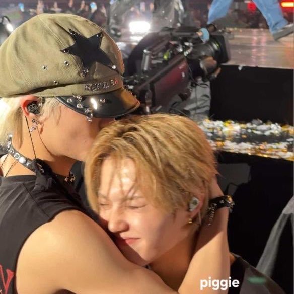 dojikyuer's tweet photo. ? just kiss https://t.co/zHBy6dIULp