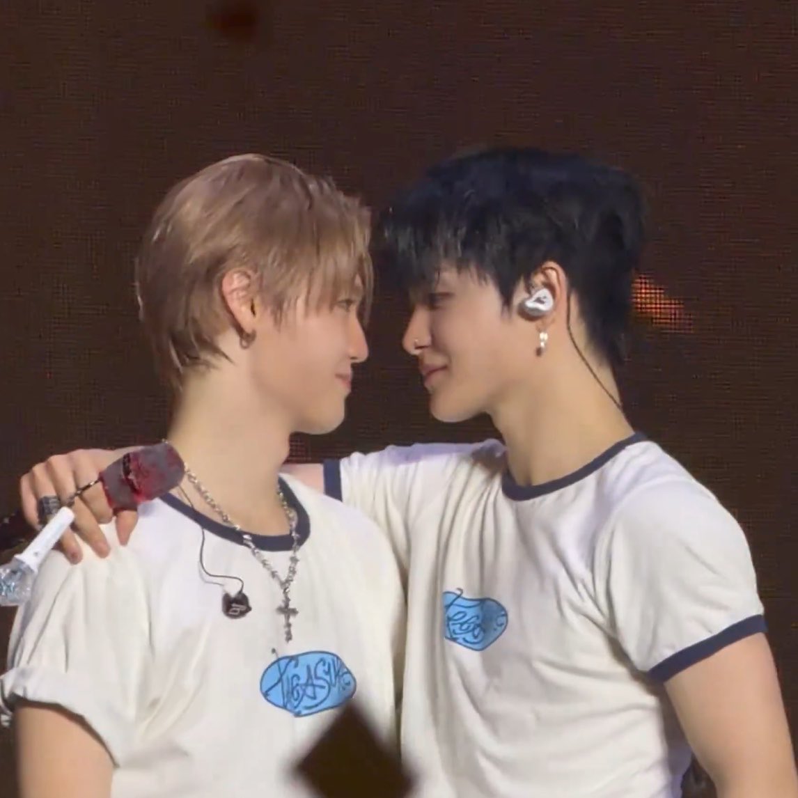 dojikyuer's tweet photo. ? just kiss https://t.co/zHBy6dIULp
