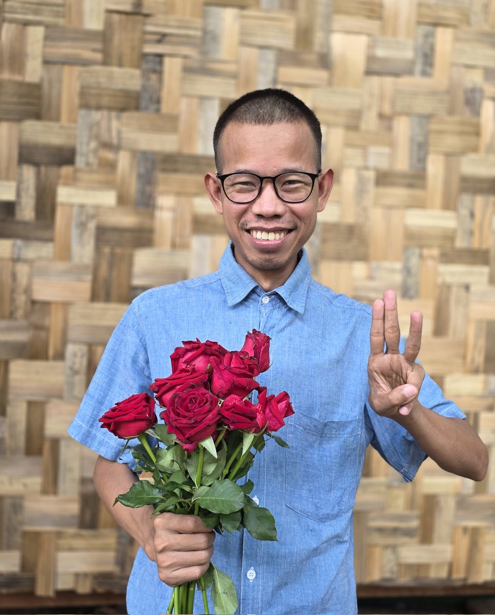 TayzarSan's tweet photo. “နှင်းဆီလှုပ်ရှားမှု” ရဲ့ တောင်းဆိုဖော်ပြချက် (၃) ချက်

(၁) ဒေါ်အောင်ဆန်းစုကြည်နှင့်တကွ နိုင်ငံရေးအကျဉ်းသားအားလုံးကို ချက်ချင်း လွှတ်

(၂) အဓမ္မ စစ်မှုထမ်းဥပဒေ ချက်ချင်း ဖျက်

(၃) ဦးဝင်းမြင့်နဲ့ ဒေါ်အောင်ဆန်းစုကြည်တို့သည်သာ နိုင်ငံတော်၏ သမ္မတကြီးနဲ့ အတိုင်ပင်ခံပုဂ္ဂိုလ်တို့ဖြစ်။ https://t.co/tBf3jfAx5z