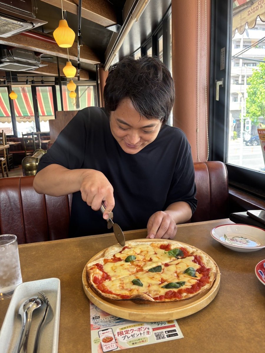 shikamiyusuke's tweet photo. お腹が空き過ぎて、嬉しそうにピザをカットしている。慣れない作業で、肩が上がり、首まわりが窮屈そう。それでも早く食べたいので、切り方なんてお構いなし…。 https://t.co/HrUoGUlr05