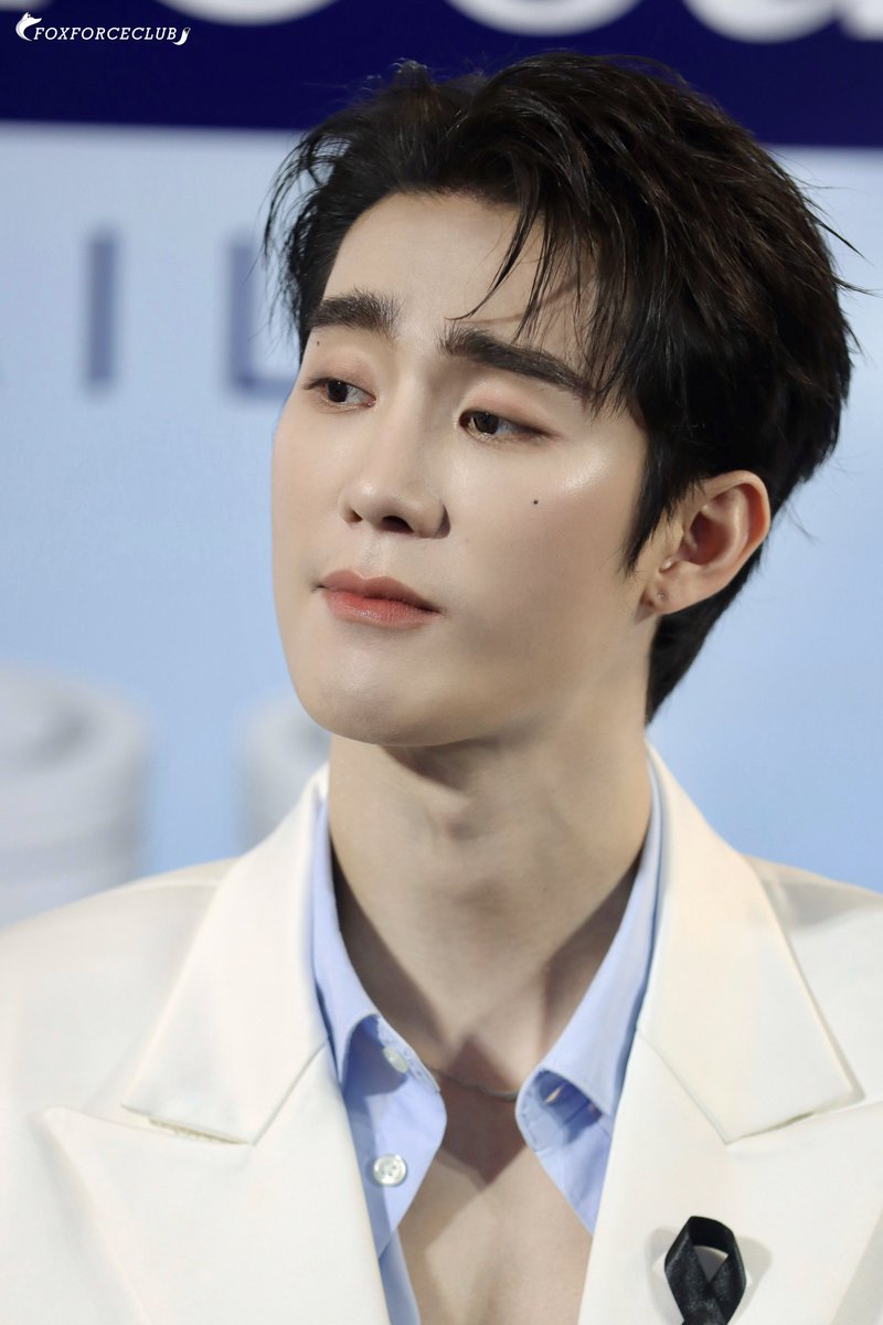 forceofficial_'s tweet photo. อยู่ในร่มแต่ทำไมแดดดีขนาดนี้ 🥺🦊🧡

FORCEBOOK WITH DEMOSANA
#DEMOSANAXFORCEBOOK  
#fforce_ @fforcejs https://t.co/a7iGFaHXXW