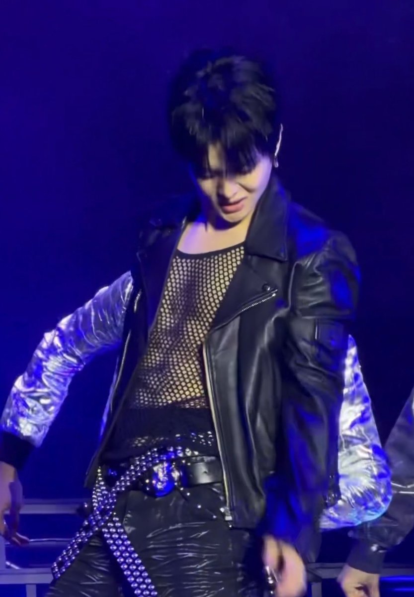 parkbeaus's tweet photo. jihoon’s mesh top molding into the curves of his chest and 8-pack abs…. his body is that insane https://t.co/41QJnOxh2T