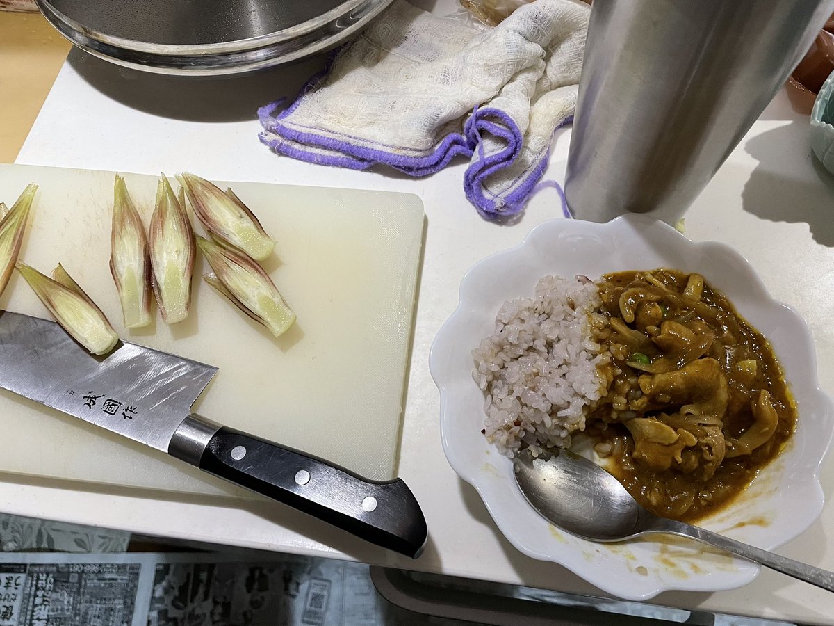 bpon0415's tweet photo. 風呂から出たら姉上作のレンコンと豚肉のカレーが出来ていたので、カレーを食いながら飲みつつツマミえお用意する。 https://t.co/ko33yqlExe