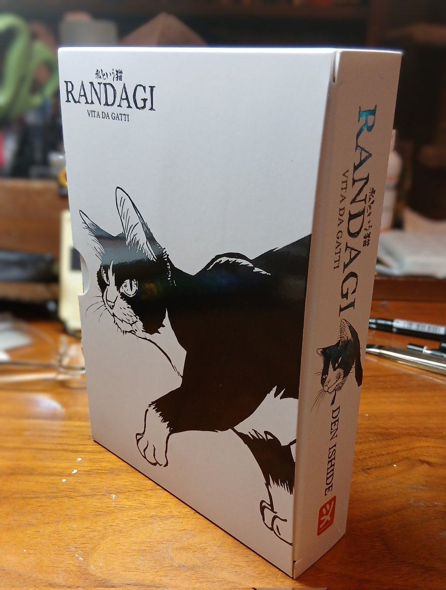 IshideDen's tweet photo. イタリア語版『私という猫』が全巻届いたよ。
なんとBOX売りになったらしい。
よく見ると印刷部分ニス加工だし、豪華だな！
ことさら出版さんが「なら最初から一冊で出せばいいのに」と言っていたのが可笑しかった。
世界一わたねこを一冊にしたくてじっさいそうしちゃった人だもんなあ。 https://t.co/U7f6rjDkUg