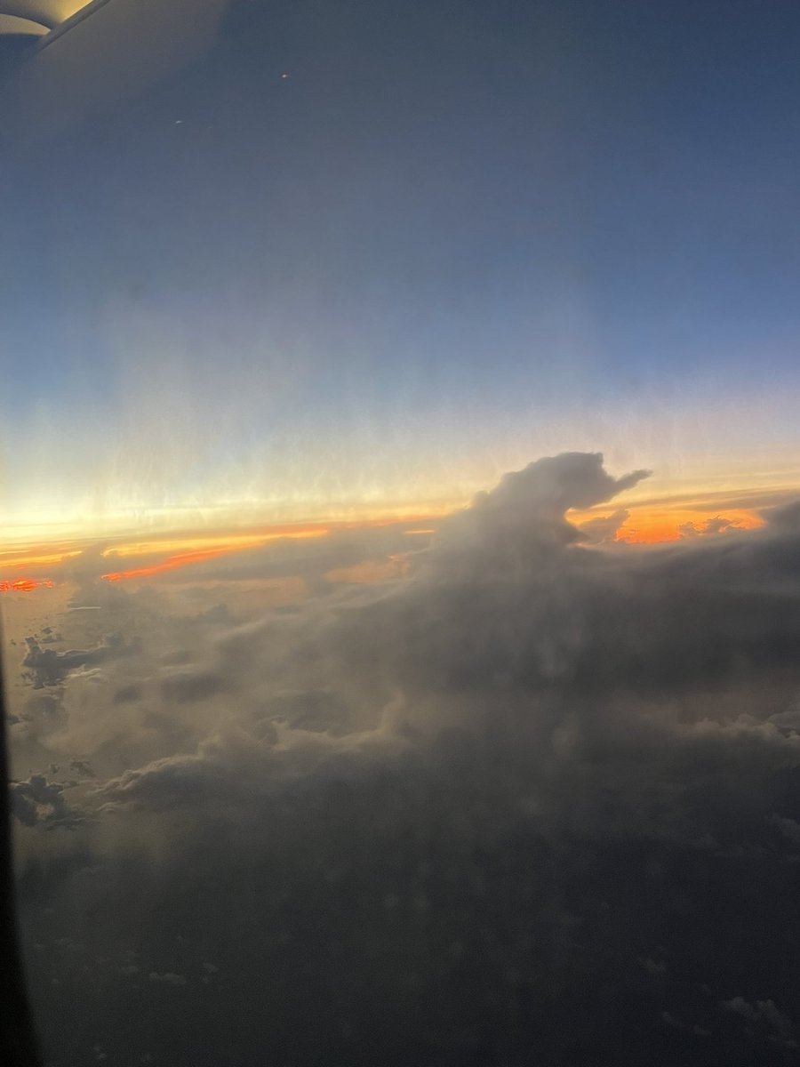 wayncbruce's tweet photo. Terbang ke arah timur dari Jkt, duduk sebelah kanan, tapi kaca pesawatnya bapuk. https://t.co/aLRwnQdoqw