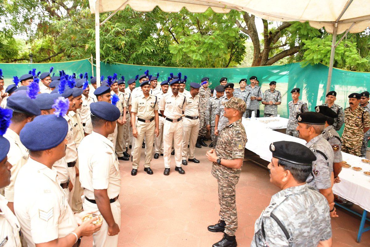 247Bncrpf's tweet photo. Sh. P K Mehra DIG KKS, Sh. Padma kumar, DIG GC BLR., Dr. Angel Bennet, DIG Medical CH BLR. and Sh. P Manoj Kumar, Comdt. and officers of unit HQ were present during the function.
@crpfindia
#gcnda
#vstcnda
#Rangenda
#kksector
@gpsinghips https://t.co/xZ2X5hIG9s