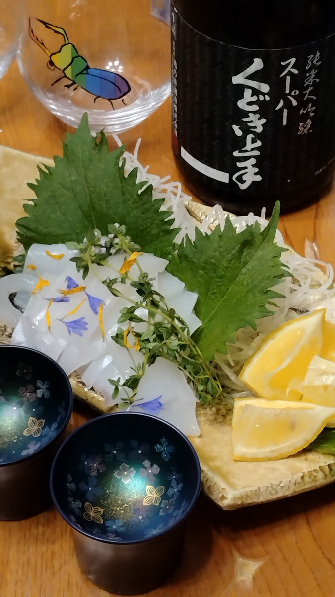 weekender_drunk's tweet photo. スーパーくどき上手 改良信交、削り30%で口当たり滑らかで旨い🍶

紫陽花をイメージしたお猪口、リムの水色が気に入ってます🐈️ https://t.co/dk2cj8PNjX