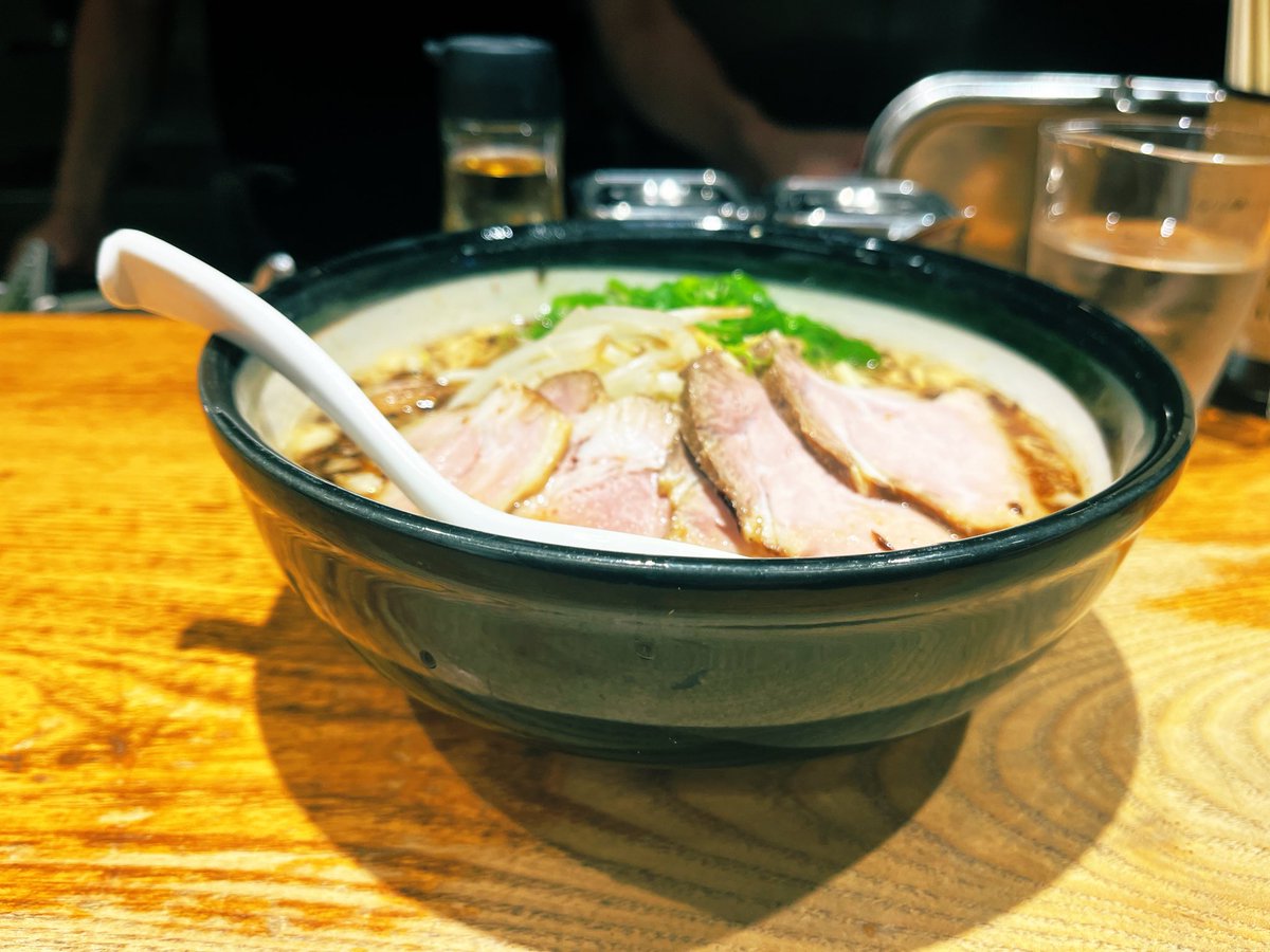 kobe_ramen_club's tweet photo. 素人のどさんこでも知っている🤭
伝説のラーメン職人森住康二氏が1996年に創業した名店のあの🍜が本人のレシピを元に渡なべでリトルアレンジを加えて再現
抜群のストレート平打麺に揚げネギ香る
背脂醤油スープがベストマッチ🫰
【ちゃぶ屋1996醤油】
・ちゃーしゅー
#渡なべ
#どさんこ東京ラーメン部 https://t.co/zAcSvZcszs