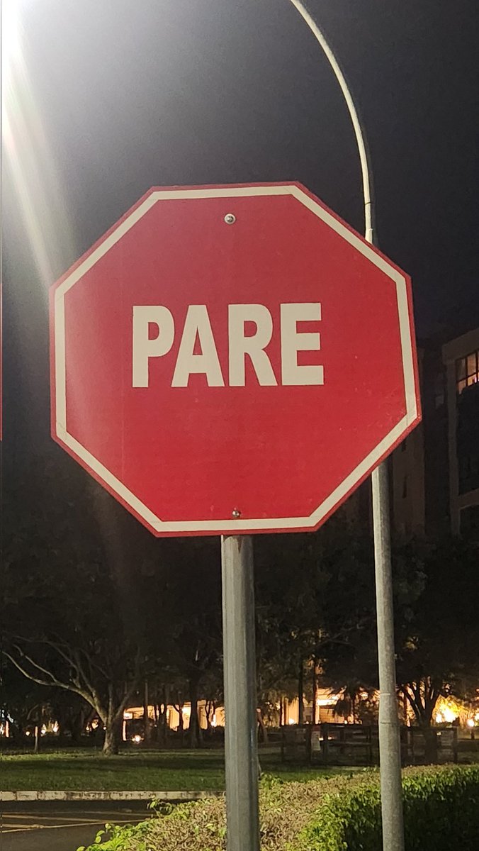 trotskytricolor's tweet photo. Aqui em Brasília, até as placas de sinalização são feias! https://t.co/6u7ahVNrEd