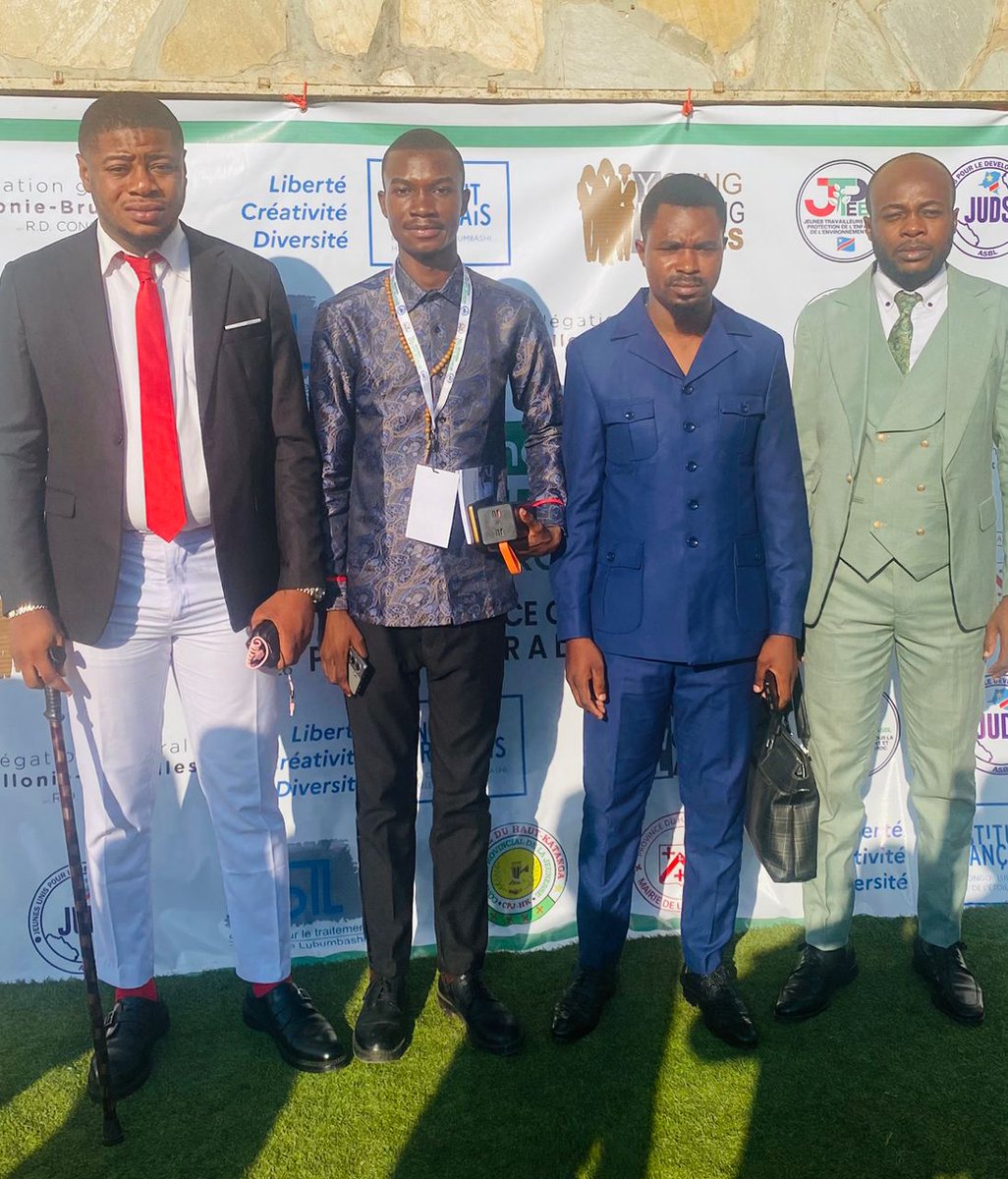 KonsoJean's tweet photo. 🤝🇨🇩 À Lubumbashi, j'ai eu le plaisir d'échanger avec les Présidents des Jeunes Paul Katumba (Kasaï-Oriental), Max Nzinga (Nord-Ubangi) , Sanela Ekongo (Sud Kivu) et Simplus Lukau (Kongo Central)

Des échanges inspirants autour du leadership, de la jeunesse et du développement https://t.co/2WxPjboZWj