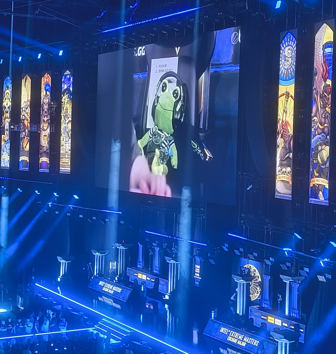 Ozzny_CS2's tweet photo. Never seen a coach be as cheered by the crowd as this guy https://t.co/tyzyuiwtZj