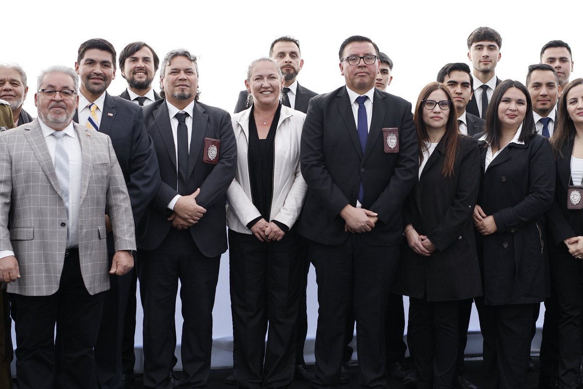 imvalenzuela's tweet photo. En sus 93 años de vida institucional, quiero reconocer el compromiso, profesionalismo y vocación de servicio de la @PDI_CHILE 

Su labor es fundamental para la seguridad de nuestras comunidades y para el combate de la delincuencia. En Colina hemos sido testigos del importante trabajo colaborativo que desarrollan junto a nuestros equipos municipales en beneficio de nuestros vecinos.

Mi reconocimiento y gratitud a cada funcionario y funcionaria que día a día trabaja por un Chile más seguro.

¡Feliz aniversario, PDI de Chile! 🇨🇱