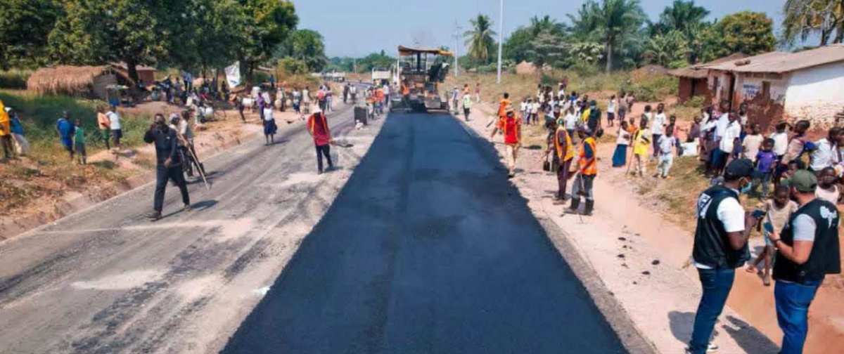 solangekamwya's tweet photo. RN1 MBUJIMAYI-KATENDE: la pose de l’enrobé sur le tronçon Katende vers rond-point Kalala wa Nkata. 1 bande déjà à 3 km et 1 autre à 600 m. https://t.co/dH9GTrzE6K