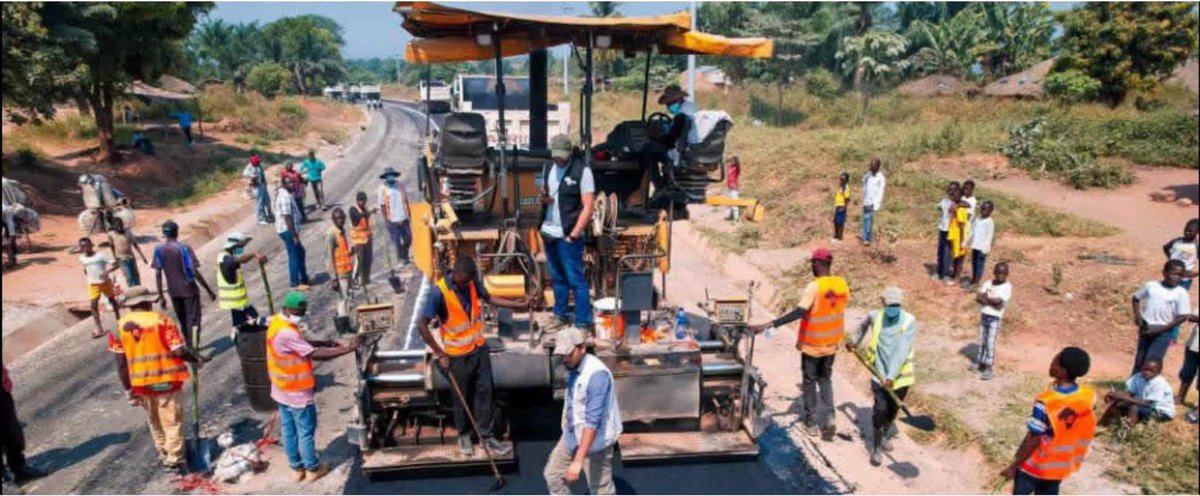 solangekamwya's tweet photo. RN1 MBUJIMAYI-KATENDE: la pose de l’enrobé sur le tronçon Katende vers rond-point Kalala wa Nkata. 1 bande déjà à 3 km et 1 autre à 600 m. https://t.co/dH9GTrzE6K