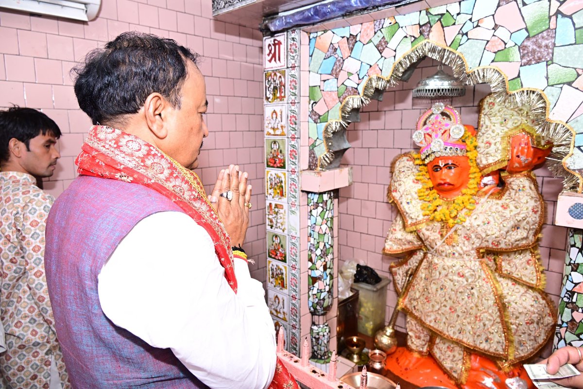 kpmaurya1's tweet photo. जनपद झांसी स्थित माँ काली मंदिर में दर्शन-पूजन का सौभाग्य प्राप्त हुआ। 

माँ काली एवं पवनपुत्र श्री हनुमान जी से प्रदेशवासियों के सुख, समृद्धि एवं सर्वकल्याण की प्रार्थना करता हूं। https://t.co/EJHD5TXeF6