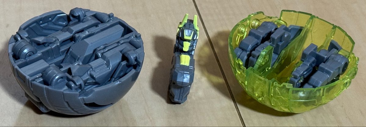 ZEAMTIGER's tweet photo. 初カプセルガーディアン！カプセルをパカっと開きコアユニットを取り出して、カプセルをボディに変形、ボディにコアユニットを取り付けて完成という工程が楽しい。 https://t.co/GT2EpSfGlr