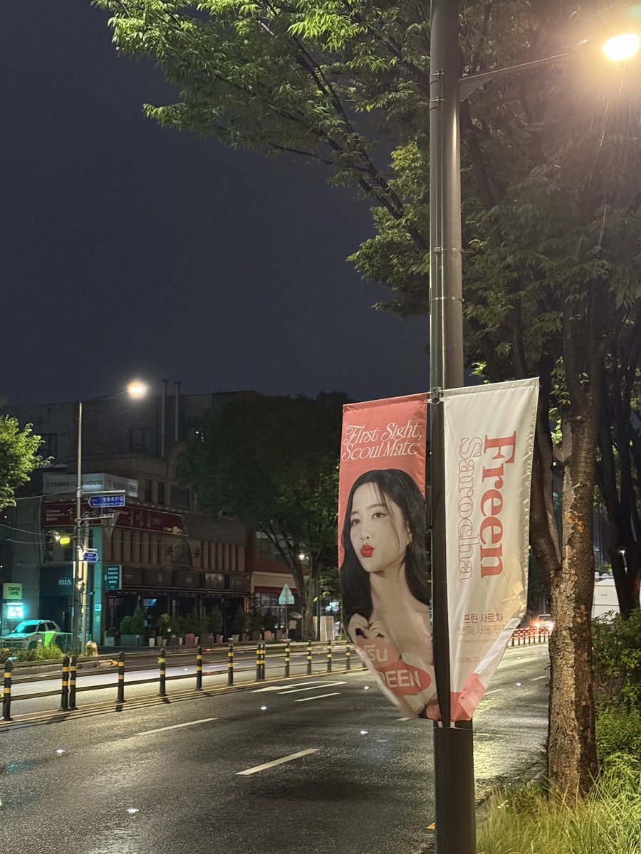erk_jkct's tweet photo. さろちゃんろーど🥹

#FirstSight #SEOULMATE
#srchafreen #SolennEntertainment
#Freen1stFanmeetinginSEOUL https://t.co/Ov7S7TxuDi
