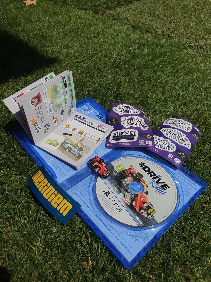 Mundo_NFS's tweet photo. Las buenas gentes de Meridiem Games me han enviado esta tremenda edición física de DRIVE Rally, que incluye unas pegatinas, un pequeño libreto con una introducción al juego y algo de arte conceptual.

Pronto haré un directo, pero hasta entonces deleitaos con estas dos fotos😍 https://t.co/TfkZHT41ct