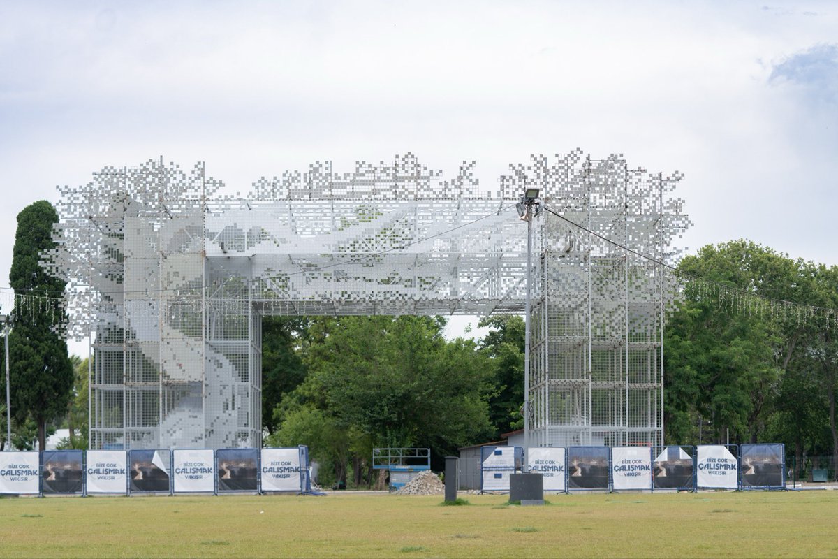 izmirbld's tweet photo. Kültürpark’taki eski lunapark alanını, İzmirlilerin yeşilin içinde nefes alacağı ve bir araya geleceği yeni bir yaşam alanına dönüştürdük.

Beton zeminin yerine 4 bin 300 metrekarelik çim alan kazandırdığımız Zeytin Sahne, yaklaşık 16 bin kişilik kapasitesiyle spor, kültür ve sanat etkinliklerine ev sahipliği yapacak.

Zeytin Sahne 20 Haziran’da Yoga Festivali, 22 Haziran’da ise İzmir Oda Orkestrası konseriyle İzmirlileri ağırlamaya başlayacak.