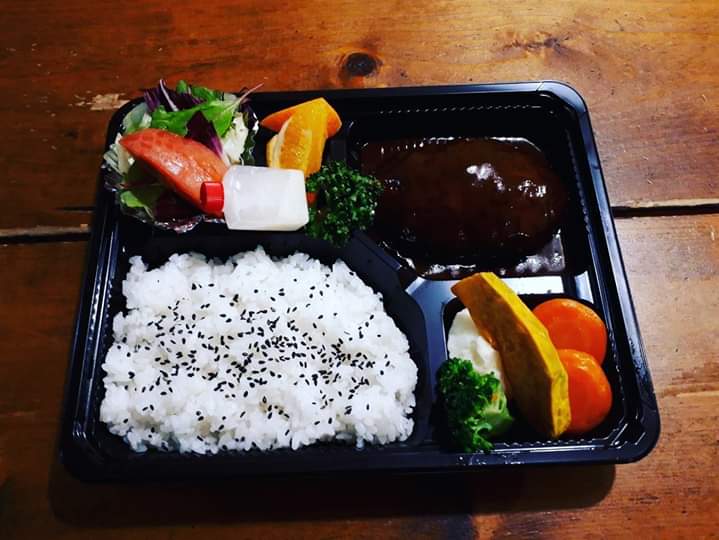 diningmido's tweet photo. 洋食屋ダイニングみどりかわです。いつも皆様ご来店ありがとうございます。サッカー盛り上がってますね⚽日曜日はお昼に試合との事で、日本代表の皆様には頑張って頂きたいと思います。
観戦のお供に弊店のお弁当はいかがですか？（写真はハンバーグ弁当1150円税込）お電話ご注文承ります。 https://t.co/2TcO3mhZdK
