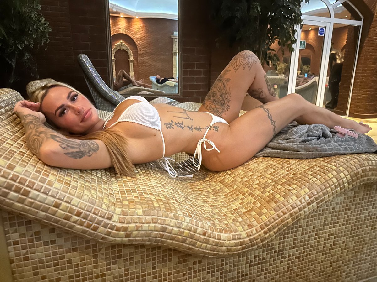 Elizabeth01989's tweet photo. Wanna lay here with me? 🤪

#nsfw #onlyfansmodels #onlyfans https://t.co/oEZMOnP01o