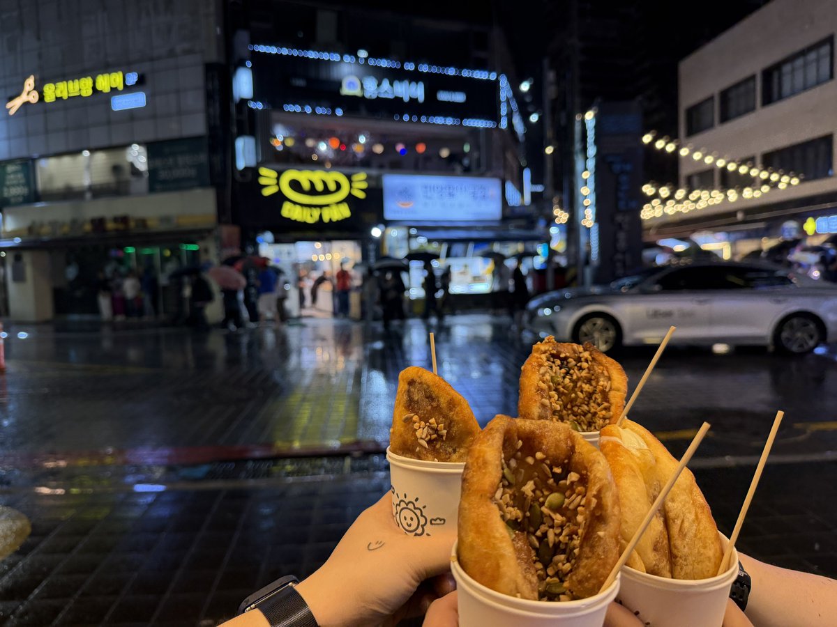 onepast's tweet photo. 經過昨天一波三折今天下午跟朋友到了釜山，晚上先去吃了大餐以後看到Becky發的限動在我們吃飯的餐廳旁邊，就去拍了一張同款照(圖一)，之後走回飯店，然後開始下雨我們覺得自己很狼狽就拍了一張淋雨照(圖二)，後來看到旁邊很多人在排隊買糖餅，就想說去看一下，等一等突然看到一個熟悉的臉，是Becky！！！我們先是跟她打招呼，後來她看到我們在淋雨，就非常擔心然後眉頭深鎖一直叫我們撐傘，但我們就是沒有傘🤣，後來跟她講了明天見之後我們就離開了，覺得今天是這兩天以來最棒的事情🥹

#beckysangels #BeckyArmstrong