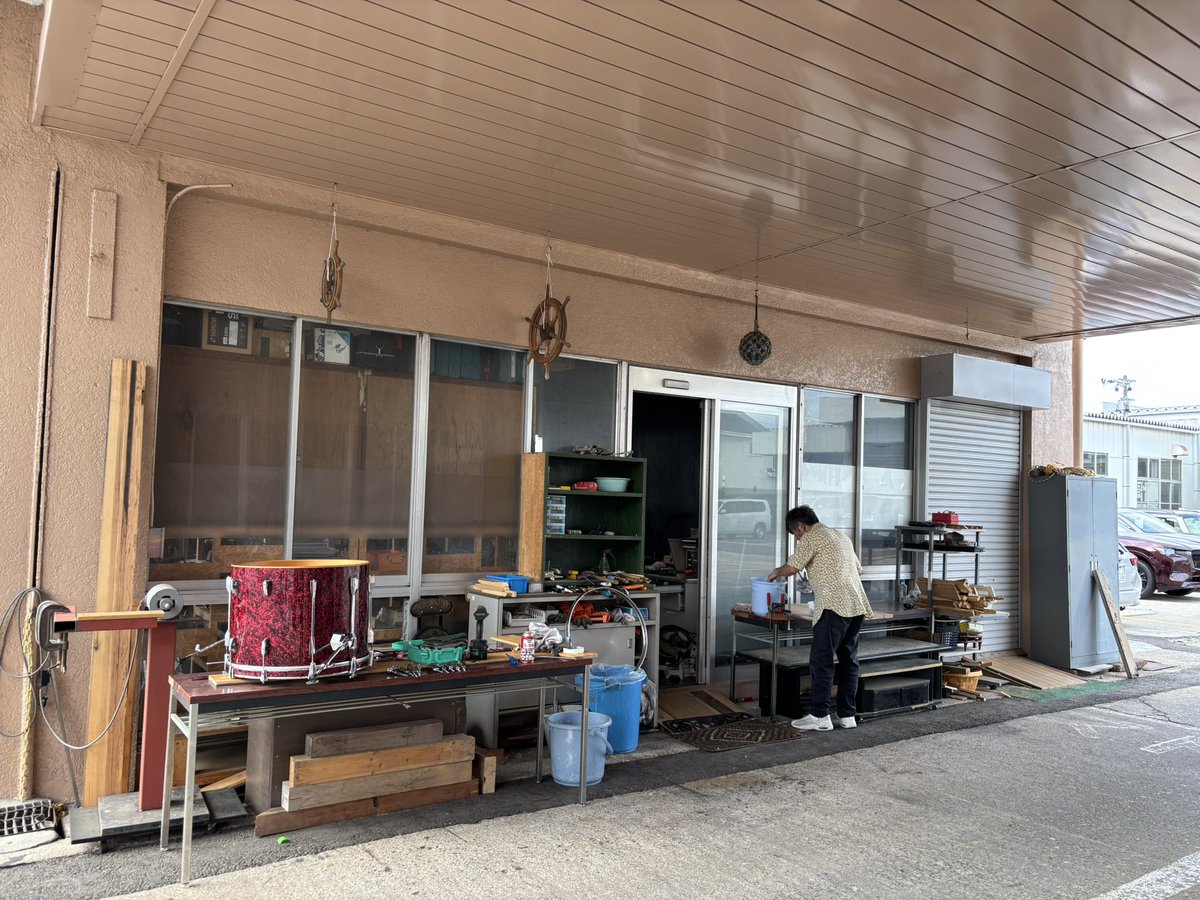 drshin413's tweet photo. 明日はいよいよ生徒発表会！皆さん是非観に来て下さい！ついでにカフェでウチでしか食べれない物を食べオリジナルのアクセサリーや楽器も見て行って下さい！近々冷やしつけ麺始まります。オババ考案！と言う事で明日は私もちょろっとサポートするので宜しくお願いします。サポート練習は色々発見ある😄 https://t.co/mGLZneNVFP