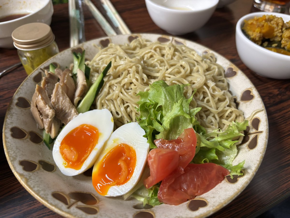 drshin413's tweet photo. 明日はいよいよ生徒発表会！皆さん是非観に来て下さい！ついでにカフェでウチでしか食べれない物を食べオリジナルのアクセサリーや楽器も見て行って下さい！近々冷やしつけ麺始まります。オババ考案！と言う事で明日は私もちょろっとサポートするので宜しくお願いします。サポート練習は色々発見ある😄 https://t.co/mGLZneNVFP