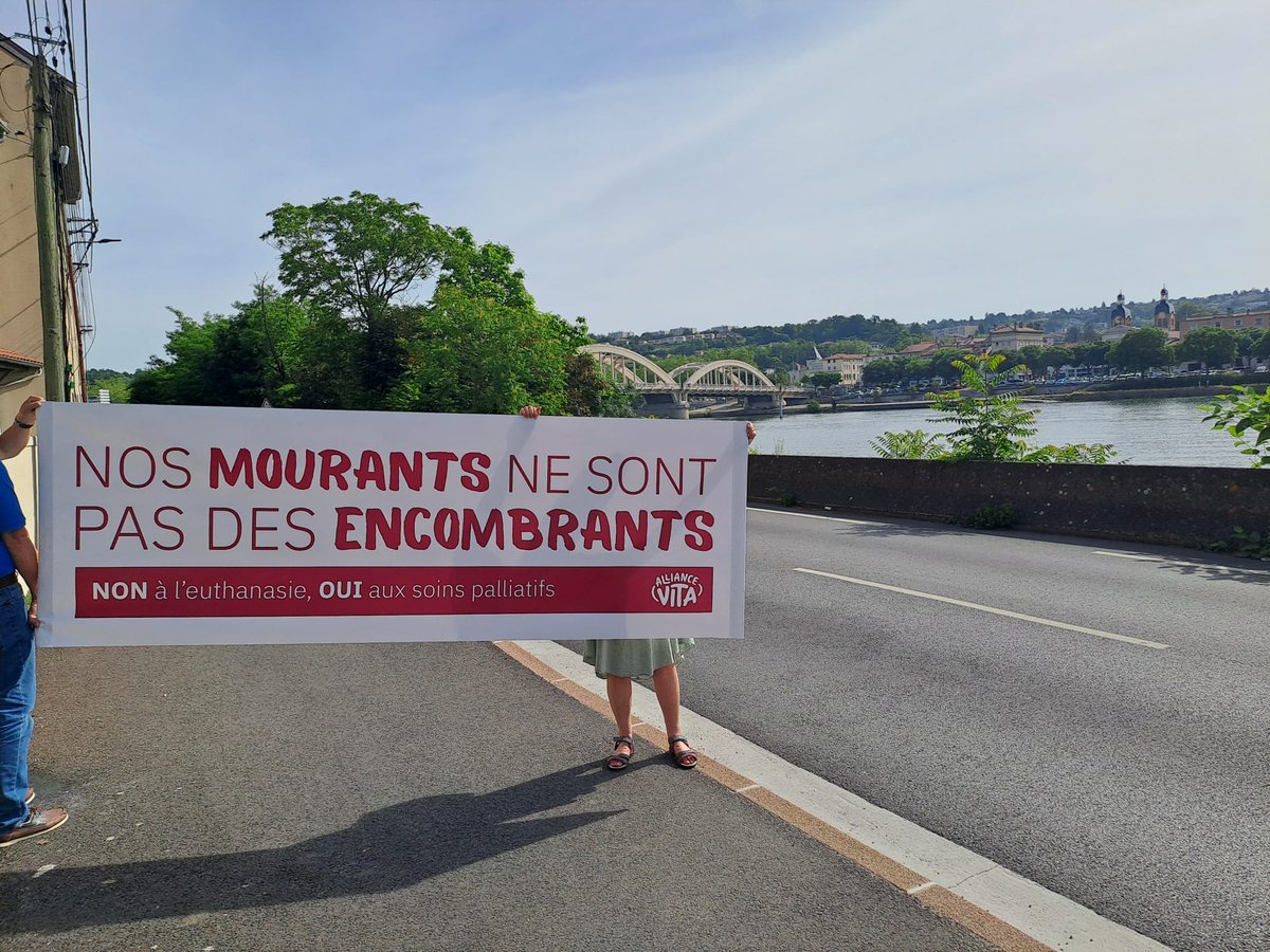allianceVITA's tweet photo. 🚨 ALERTE !
Lundi 22 juin , l'euthanasie et le suicide assisté reviennent à l'Assemblée nationale en 3ème lecture.
📣 Il est donc crucial de se mobiliser le soir même pour peser dans les débats qui s'achèveront le 26 juin.
" Nos mourants ne sont pas des encombrants ! "

Lundi 22 juin au soir, rejoignez l'une des 50 mobilisations organisées par Alliance VITA 👇
🔗 https://t.co/8Y2i2fBv42
Les prochaines semaines seront décisives.
La présence de chacun est essentielle.
#Lyon #AllianceVITA #Findevie