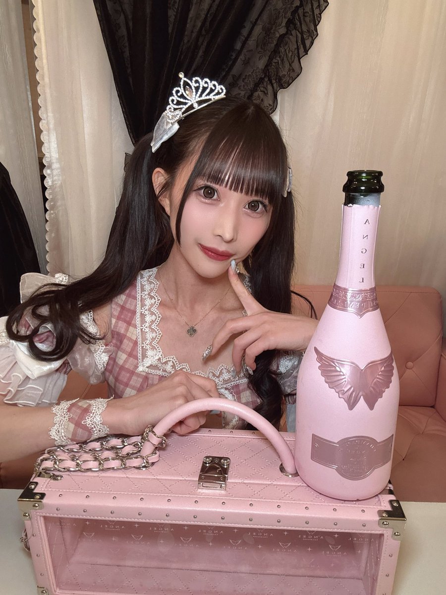 _Akari_kurosawa's tweet photo. コンカフェで働きたい女の子いませんか？♡

現在@Lumi_Chouchou ではキャスト大募集してます🎀

最近はあかりのSNS見て応募したよって子も
いて、すごく嬉しい(｡・‧̫・｡)ｏ🪄💘

未経験でも大丈夫！キャストもお客様もみんな優しいから安心して入ってほしい🥺

経験者の方,売上がある方はお給料面で融通がきくので、他より待遇がいいと思います🤍

ぜひ気軽に応募ください🎀

https://t.co/Z4JliIIou0~

#渋谷コンカフェ #コンカフェ #コンカフェ求人