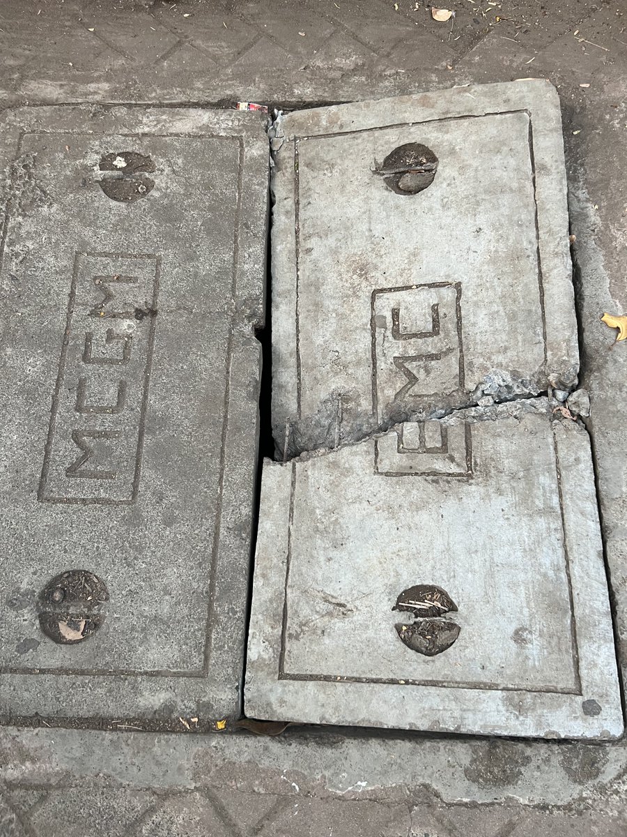 nigelcjdavis's tweet photo. ⁦@mybmc⁩ ⁦@Asif_Zakaria⁩ somebody is going to go inside this drain cover on the pavement on St Andrew Rd extn Bandra https://t.co/rcnG6WLlcq
