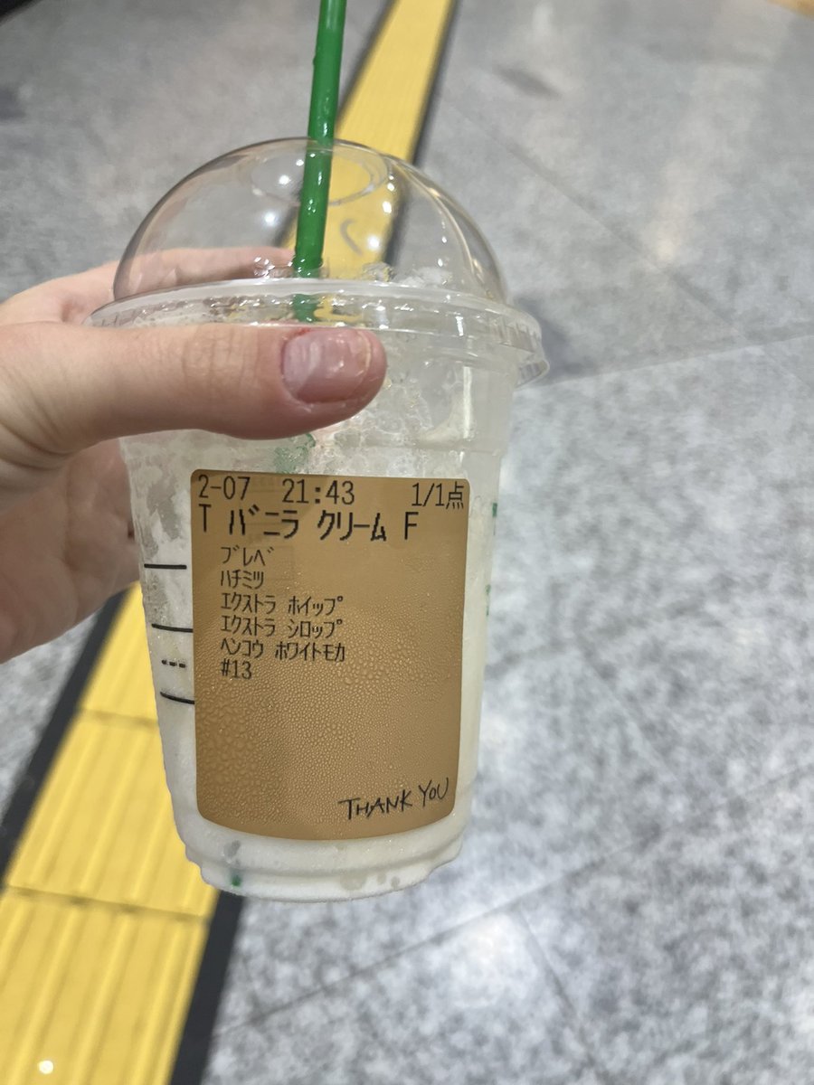 aaa200108312's tweet photo. 新幹線乗れなくていろいろ疲れて、新大阪のスタバで糖分補給したいと思って行ったらいちご売り切れで悩んでたらぎゃるちぃ姉ちゃんがおすすめカスタムしてくれた。ありがとうぎゃるちぃ姉ちゃん。おかげで元気出た。またこのカスタム飲もうと思う。 https://t.co/9l6XfUg5QB