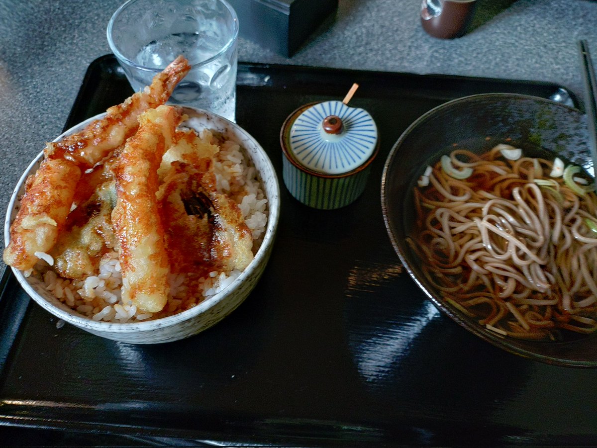 combatpython's tweet photo. 陸別の昼食は森田屋さんでお世話になりました。天丼セット、カツカレー、ざるそば大盛りといなり寿司、天ぷらそば大盛り。ご飯物は盛りが凄く、少な目で頼んでもかなり多い。足りなかったら言ってねと女将さん😄いや、もっと減らして😅味は何食べても美味しく、天そばは絶品。ご馳走様でした。 https://t.co/uoyJSmgoDG