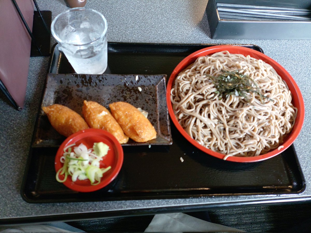 combatpython's tweet photo. 陸別の昼食は森田屋さんでお世話になりました。天丼セット、カツカレー、ざるそば大盛りといなり寿司、天ぷらそば大盛り。ご飯物は盛りが凄く、少な目で頼んでもかなり多い。足りなかったら言ってねと女将さん😄いや、もっと減らして😅味は何食べても美味しく、天そばは絶品。ご馳走様でした。 https://t.co/uoyJSmgoDG